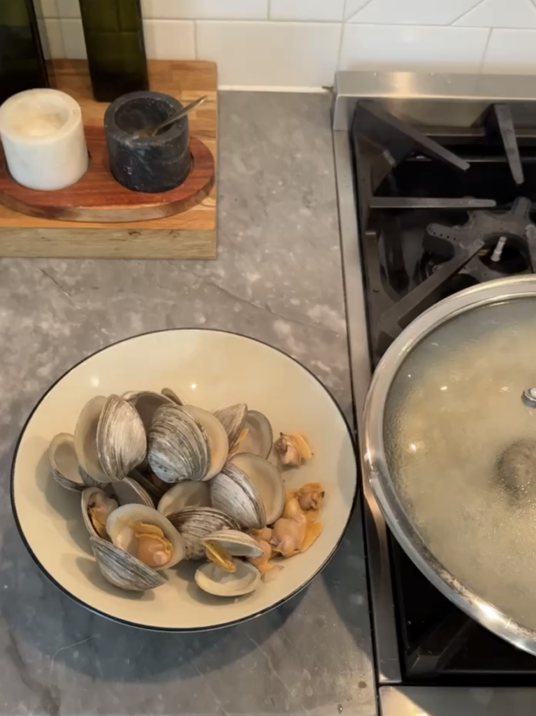 Bowl of cooked clams and clam meat.