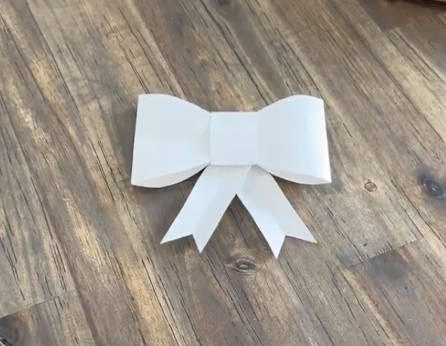 DIY giant bow: cutting out a paper model